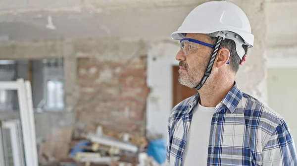 Constructor Hombre Mediana Edad Pie Con Expresión Relajada Sitio Construcción —  Fotos de Stock