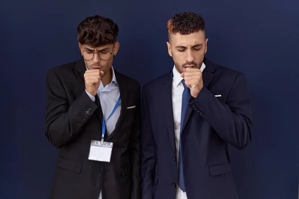 Twee Latijns Amerikaanse Zakenmannen Dragen Bedrijfskleding Die Zich Onwel Voelen — Stockfoto