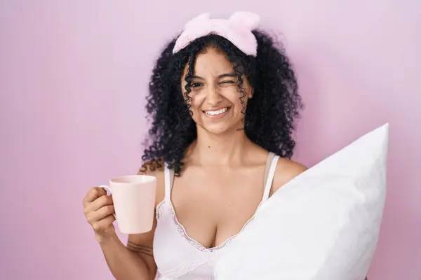 Hispanic Kvinna Med Lockigt Hår Bär Pyjamas Dricka Kopp Kaffe — Stockfoto