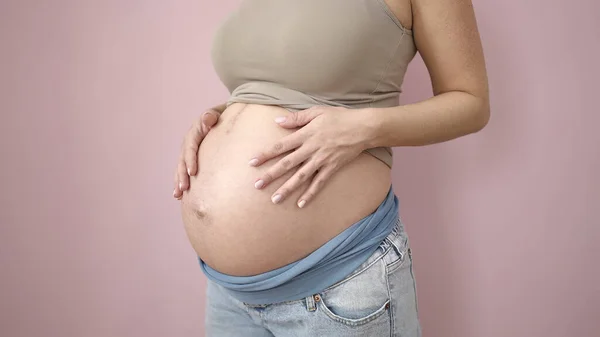 Mladá Těhotná Žena Dotýká Břicho Přes Izolované Růžové Pozadí — Stock fotografie