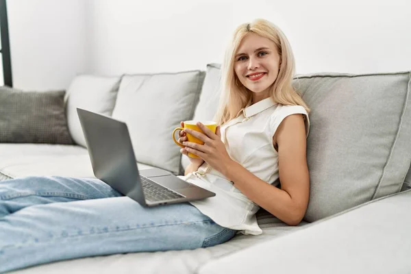 Junge Blonde Frau Trinkt Hause Kaffee Mit Laptop — Stockfoto