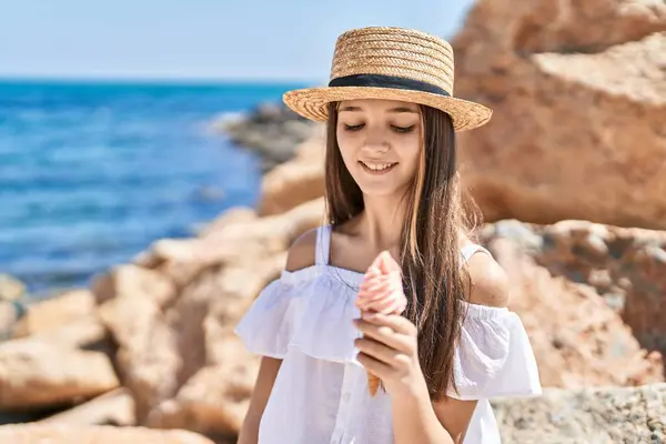 Schattig Meisje Toerist Glimlachend Zelfverzekerd Eten Ijs Aan Zee — Stockfoto