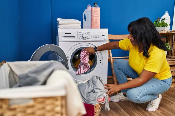 Young Beautiful Latin Woman Smiling Confident Washing Clothes Laundry Room — Fotografia de Stock