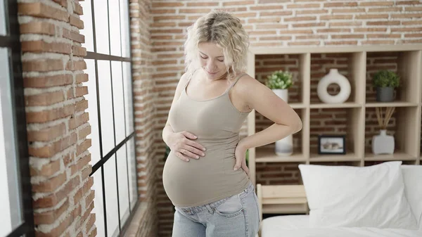 Молодая Беременная Женщина Трогает Живот Стоя Спальне — стоковое фото