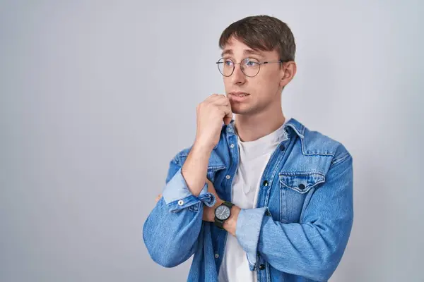 Uomo Biondo Caucasico Piedi Indossando Occhiali Dall Aspetto Stressato Nervoso — Foto Stock