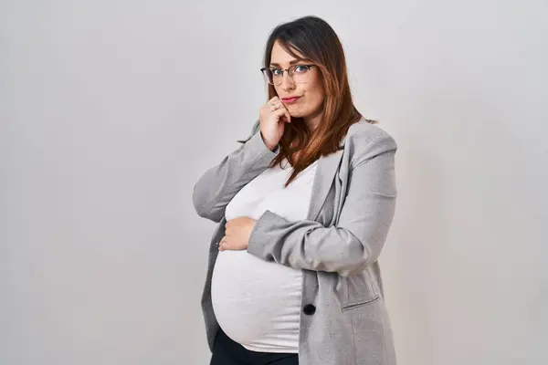 怀孕的女商人站在白色的背景上 满脸紧张 双手放在咬指甲的嘴上 焦虑问题 — 图库照片