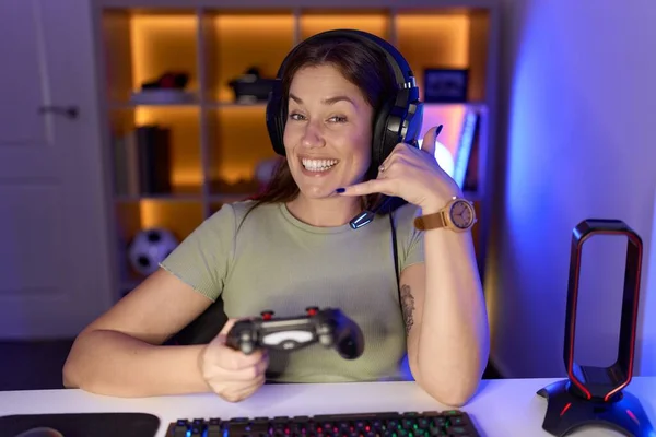 Beautiful Brunette Woman Playing Video Games Wearing Headphones Smiling Doing — Stock Photo, Image