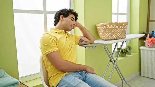 Mladý Latinský Muž Čeká Pračku Sedí Židli Spí Prádelně — Stock fotografie