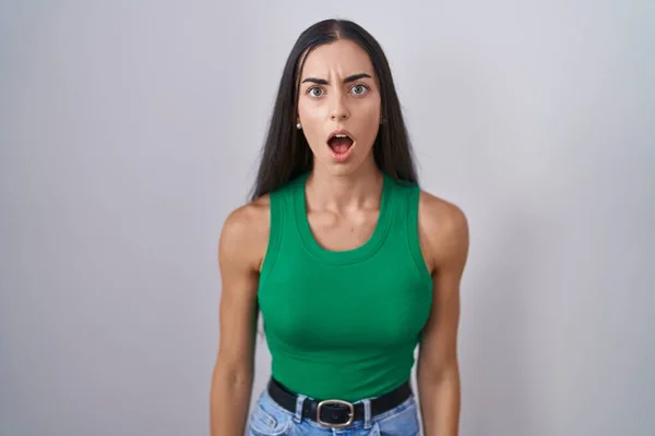 Young Woman Standing Isolated Background Afraid Shocked Surprise Amazed Expression — Photo