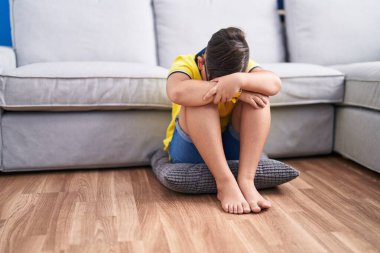 Sevimli İspanyol çocuk evde yerde otururken strese girdi.