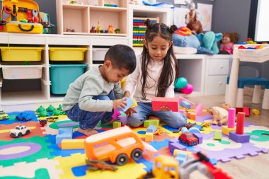 Anaokulunda inşaat bloklarıyla oynayan sevimli kız ve oğlan.