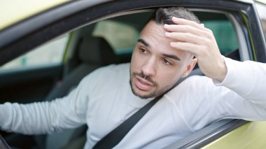 Genç İspanyol adam sokakta araba sürerken strese girdi.