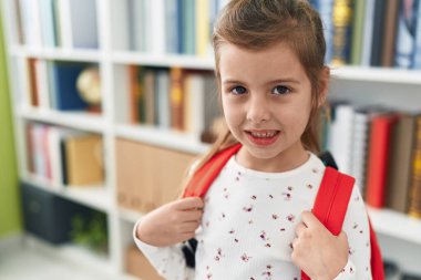 Sınıfta kendine gülen sevimli İspanyol kız öğrenci.