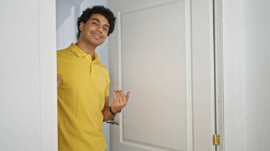 Genç latin adam gülümsüyor eve gelmek için can atıyor.