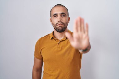 Beyaz arka planda sakallı İspanyol bir adam avucunun içinde şarkı söylemeyi kesiyor. Yüzünde olumsuz ve ciddi bir jest olan uyarı ifadesi. 