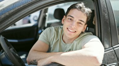 Sokakta oturan kendine güvenen İspanyol genç adam.