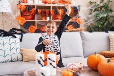 Sevimli İspanyol çocuk, İskelet kostümü giyiyor ve evinde güzel bir yüz ifadesi var.