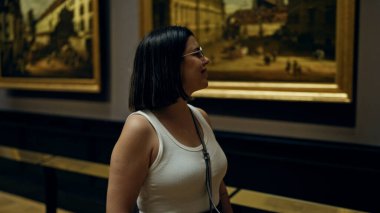Güzel İspanyol bir kadın Viyana 'daki sanat müzesini ziyaret ediyor.