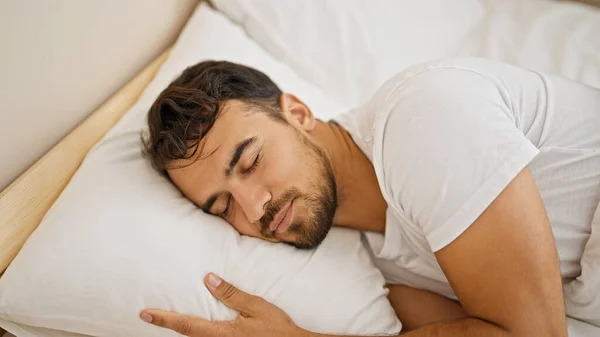 Jeune Homme Hispanique Couché Sur Lit Dormant Dans Chambre — Photo