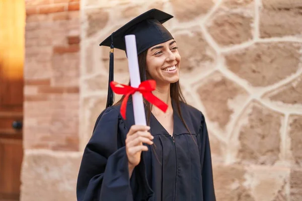 Young Hispanic Woman Wearing Graduated Uniform Holding Diploma University — стоковое фото