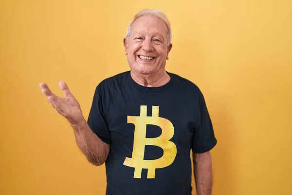 Homem Sênior Com Cabelos Grisalhos Vestindo Camiseta Bitcoin Sorrindo Alegre — Fotografia de Stock