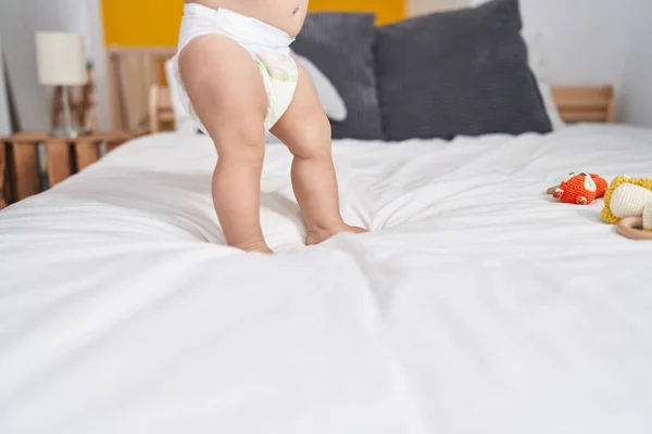可敬的高加索婴儿站在卧室的床上 — 图库照片