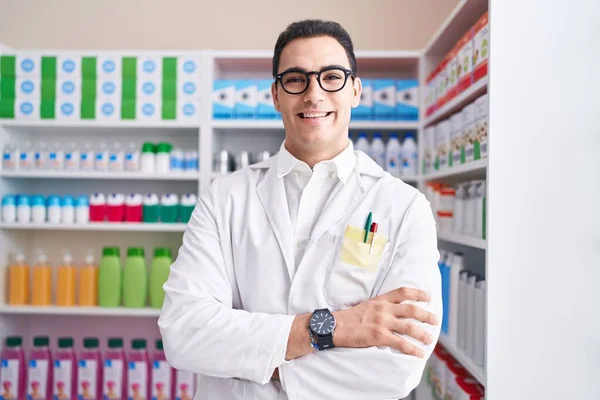 Молодой Латиноамериканец Фармацевт Улыбается Уверенно Стоя Скрещенными Руками Аптеке — стоковое фото