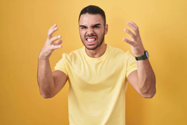 Mladý Hispánec Který Stojí Nad Žlutým Pozadím Křičí Vzteky Ruce — Stock fotografie