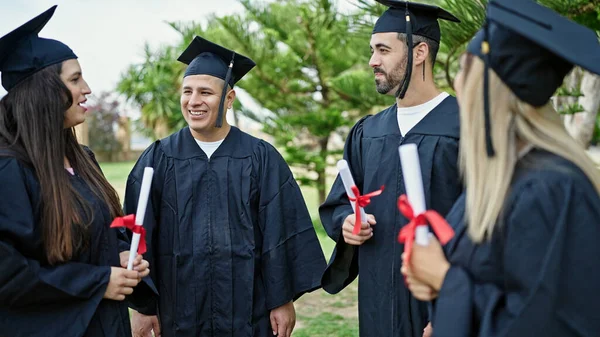 Groupe Personnes Diplômés Titulaires Diplôme Exprimant Sur Campus Universitaire — Photo