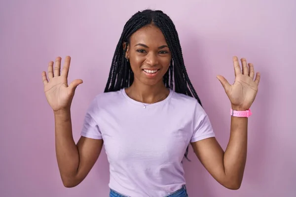 African American Woman Braids Standing Pink Background Showing Pointing Fingers — Stock Photo, Image
