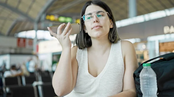 Молодая Красивая Латиноамериканка Слушает Голосовое Сообщение Аэропорту — стоковое фото