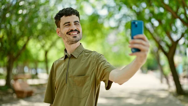 Genç Spanyol Adam Gülümsüyor Parktaki Akıllı Telefonun Yanında Özçekim Yapıyor — Stok fotoğraf