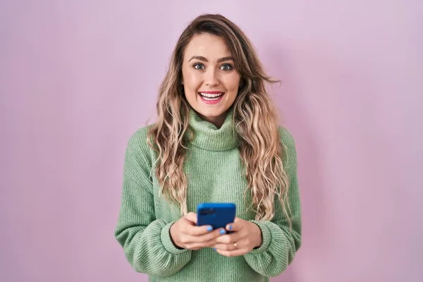 Kafkasyalı Genç Bir Kadın Akıllı Telefon Kullanıyor Çılgınlığı Kutluyor Şaşırıyor — Stok fotoğraf