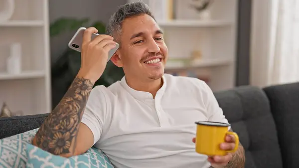 Junger Hispanischer Mann Hört Sprachnachricht Smartphone Und Trinkt Kaffee Hause — Stockfoto