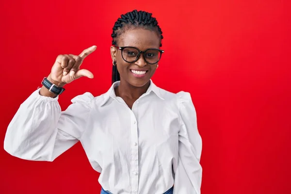 Kırmızı Arka Planda Dikilmiş Örgü Ören Afrikalı Kadın Gülümsüyor Hareketleriyle — Stok fotoğraf