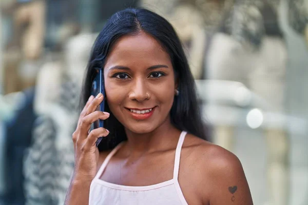 Genç Güzel Bir Kadın Gülümsüyor Kendine Güveniyor Akıllı Telefondan Konuşuyor — Stok fotoğraf