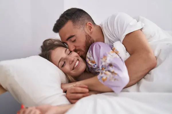 Мужчина Женщина Лежат Постели Целуются Спальне — стоковое фото