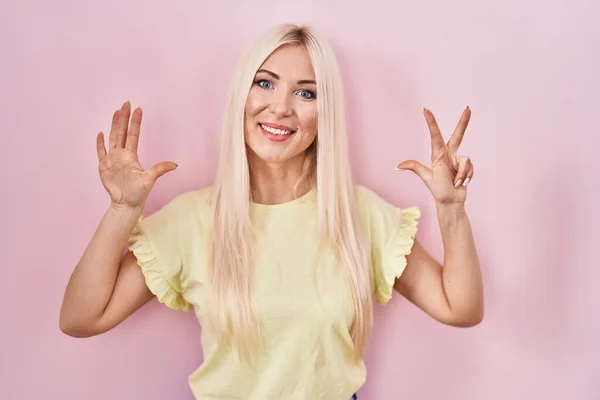 Caucasian Woman Standing Pink Background Showing Pointing Fingers Number Eight — Stock Photo, Image