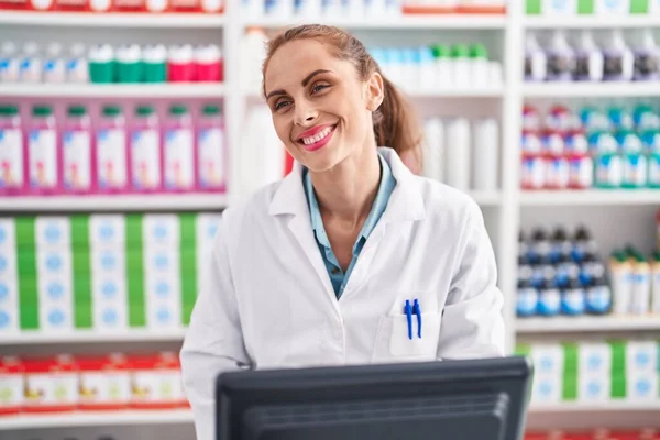 Jovem Bela Mulher Hispânica Farmacêutico Sorrindo Confiante Usando Computador Farmácia — Fotografia de Stock