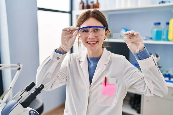 Νεαρή Ξανθιά Γυναίκα Επιστήμονας Κρατώντας Δείγμα Χαμογελώντας Στο Εργαστήριο — Φωτογραφία Αρχείου