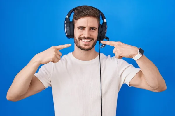 Hombre Hispano Con Barba Escuchando Música Usando Auriculares Sonriendo Alegre — Foto de Stock