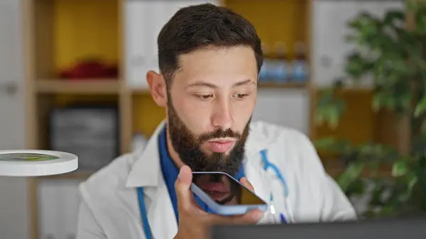 Junger Hispanischer Arzt Sendet Computer Sprachnachricht Smartphone Die Klinik — Stockfoto