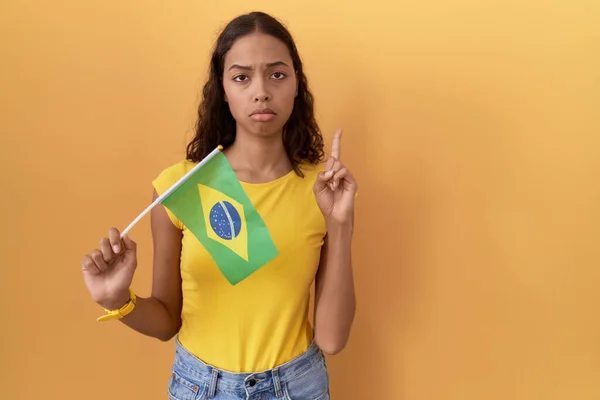 Junge Hispanische Frau Mit Brasilianischer Fahne Die Nach Oben Zeigt — Stockfoto