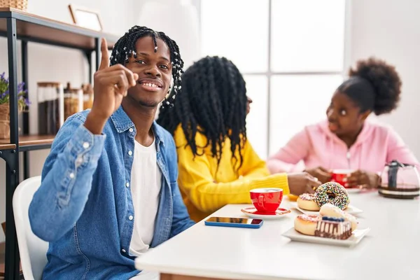 Grupo Tres Jóvenes Negros Sentados Una Mesa Tomando Café Sorprendidos — Foto de Stock