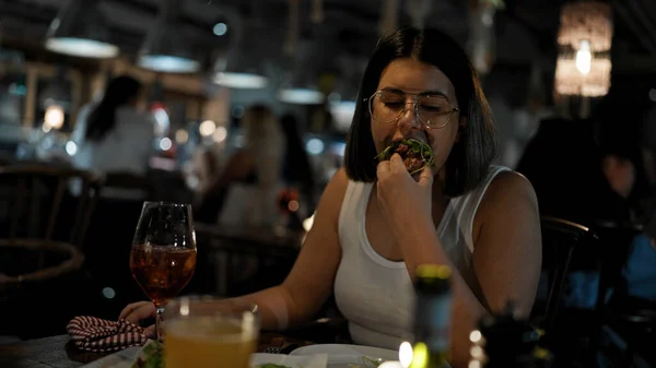 Νεαρή Όμορφη Ισπανόφωνη Γυναίκα Τρώει Νόστιμο Ιταλικό Φαγητό Στο Εστιατόριο — Φωτογραφία Αρχείου
