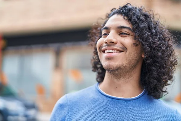 Junger Lateinischer Mann Lächelt Selbstbewusst Und Schaut Zur Seite Auf — Stockfoto