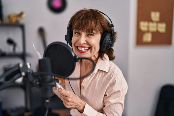 Kobieta Średnim Wieku Muzyk Uśmiecha Się Pewnie Śpiewając Piosenkę Studiu — Zdjęcie stockowe
