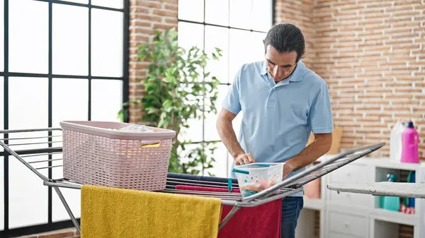 Medelålders Man Hängande Kläder Klädstreck Tvättstuga — Stockfoto