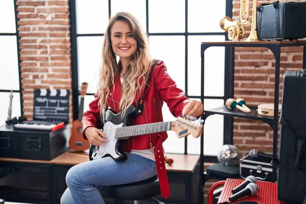 Young Woman Musician Playing Electrical Guitar Music Studio — Stok fotoğraf