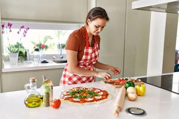 Young Beautiful Hispanic Woman Smiling Confident Preparing Italian Pizza Kitchen — Stock Photo, Image
